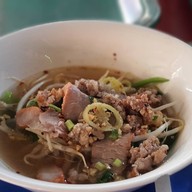 ก๋วยเตี๋ยวเจ๊ดิ่ง
