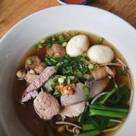 เมนูของร้าน นำเพชร ก๋วยเตี๋ยวเนื้อ-หมู เพชรบุรี