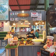 หน้าร้าน ไส้กรอกอีสานตลาดน้ำวัดตะเคียน