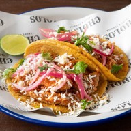 Cholos Tacos อโศก