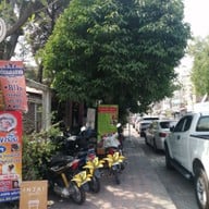 หน้าร้าน ก๋วยเตี๋ยวเดินดง สำนักงานใหญ่