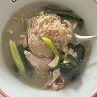 ราดหน้ายอดผักนายฮ้อ