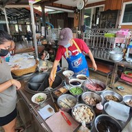 ส้มตำ-ยำแซ่บ อร่อยแยกวัดสิงห์ หน้าร้านก๋วยเตี๋ยวโก๋พงษ์วัดสิงห์