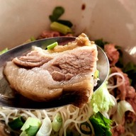 ส้มตำ-ยำแซ่บ อร่อยแยกวัดสิงห์ หน้าร้านก๋วยเตี๋ยวโก๋พงษ์วัดสิงห์