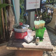 ส้มตำ-ยำแซ่บ อร่อยแยกวัดสิงห์ หน้าร้านก๋วยเตี๋ยวโก๋พงษ์วัดสิงห์