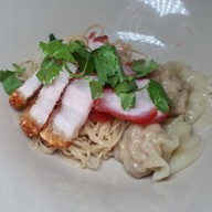 บะหมี่เกี๊ยวหมูแดงหมูกรอบ อิสรภาพ