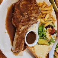 Queen Steak House หน้าร้านเปิดบริการปกติค่ะ