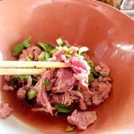 ส้มตำ-ยำแซ่บ อร่อยแยกวัดสิงห์ หน้าร้านก๋วยเตี๋ยวโก๋พงษ์วัดสิงห์
