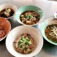 ส้มตำ-ยำแซ่บ อร่อยแยกวัดสิงห์ หน้าร้านก๋วยเตี๋ยวโก๋พงษ์วัดสิงห์