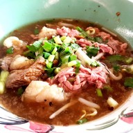 ส้มตำ-ยำแซ่บ อร่อยแยกวัดสิงห์ หน้าร้านก๋วยเตี๋ยวโก๋พงษ์วัดสิงห์