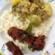 ร้านข้าวแกงต้นโพธิ์(แกงเขียวหวานเนื้อวัว)เจ้าเก่าขายตรงนี้มากว่า40กว่าปี