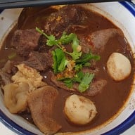 เทพเจ้าเพอร์ซีอุส ตำนานก๋วยเตี๋ยวเรือแห่งลุ่มแม่น้ำแยงซีเกียงและกษัตริย์แห่งอาณาจักรทั้งเจ็ด ทาวน์ อิน ทาวน์