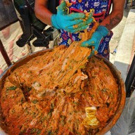 บรรยากาศ ทอดมันปลาอินทรี หน้าวัดจักรวรรดิ สูตร💯ปี จักรวรรดิ