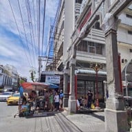 หน้าร้าน ทอดมันปลาอินทรี หน้าวัดจักรวรรดิ สูตร💯ปี จักรวรรดิ