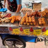 ไก่ทอด-ลูกชิ้นทอด ไม้ละ5บาท