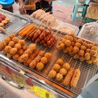 ไก่ทอด-ลูกชิ้นทอด ไม้ละ5บาท