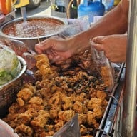 บรรยากาศ ทอดมันปลาอินทรี หน้าวัดจักรวรรดิ สูตร💯ปี จักรวรรดิ