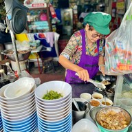 เมนูของร้าน ก๋วยเตี๋ยวเนื้อ ศรเดชโภชนา