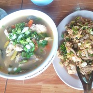 ร้านลาบเป็ดกลางทุ่ง