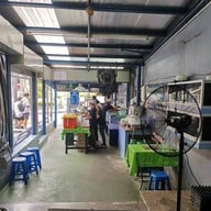 หน้าร้าน ราดหน้า ป๋าอู๊ดราดหน้ายอดผัก ดินแดง ป๋าอู๊ดราดหน้ายอดผัก ดินแดง