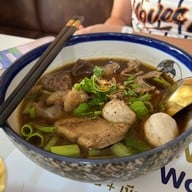 เมนูของร้าน เทพเจ้าเพอร์ซีอุส ตำนานก๋วยเตี๋ยวเรือแห่งลุ่มแม่น้ำแยงซีเกียงและกษัตริย์แห่งอาณาจักรทั้งเจ็ด ทาวน์ อิน ทาวน์