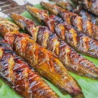 ไก่ย่างวิเชียรบุรี ลุงเหล่ (ดินแดง)