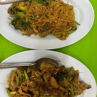 เมนูของร้าน ราดหน้า ป๋าอู๊ดราดหน้ายอดผัก ดินแดง ป๋าอู๊ดราดหน้ายอดผัก ดินแดง