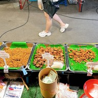 หมูทอดนายอาร์ม ตลาดสุนีย์เฟลียร์มาร์เก็ต
