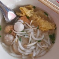 เมนูของร้าน ก๋วยเตี๋ยวลูกชิ้นปลาราชวัตร นายโจ้