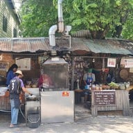 หน้าร้าน ป้าอ้อม ขั่วหมี่โคราช สูตรดั้งเดิม