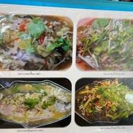บ้านไม้ริมน้ำ
