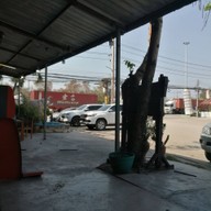 หน้าร้าน ร้านก๋วยเตี๋ยวหมูต้มยำตำลึงนายเอก แยกปราณบุรี