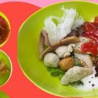 ก๋วยเตี๋ยวเย็นตาโฟต้มยำ ลูกชิ้นปลา ปุ้งกี้