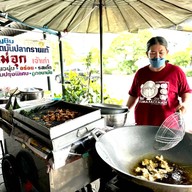 บรรยากาศ ทอดมันปลากราย แม่จุก