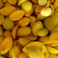 น้ำเพชร น้ำพลอย ผลไม้สด หน้าเซเว่นรถผลไม้สีแดง