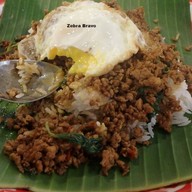 เมนูของร้าน อิ่มกะเพราถาด ชั้น G กาดหลวงแอร์พอร์ต