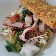 เมนูของร้าน ก๋วยเตี๋ยวต้มยำหมูกรอบ บ้านแพน (โอ๊ตต้มยำ)