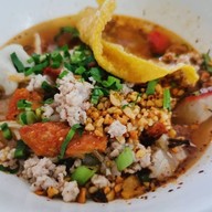 เมนูของร้าน ก๋วยเตี๋ยวต้มยำหมูกรอบ บ้านแพน (โอ๊ตต้มยำ)