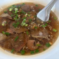 เมนูของร้าน ก๋วยเตี๋ยวคุ้มเงิน สาขาเดียว ข้างโกลบอลเฮาส์ เชียงราย