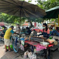 ร้านหมูปิ้งสูตรอากง ตรงข้ามวัดสุทัศน์