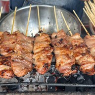 ร้านหมูปิ้งสูตรอากง ตรงข้ามวัดสุทัศน์