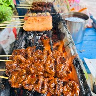 ร้านหมูปิ้งสูตรอากง ตรงข้ามวัดสุทัศน์
