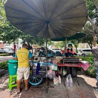ร้านหมูปิ้งสูตรอากง ตรงข้ามวัดสุทัศน์