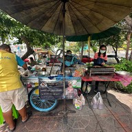 ร้านหมูปิ้งสูตรอากง ตรงข้ามวัดสุทัศน์