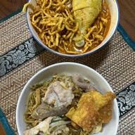 เมนูของร้าน โรงลวกเส้น ก๋วยเตี๋ยวต้มยำ หมี่ไก่ฉีก ข้าวขาหมู กะเพรา ออเงิน
