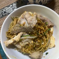 เมนูของร้าน โรงลวกเส้น ก๋วยเตี๋ยวต้มยำ หมี่ไก่ฉีก ข้าวขาหมู กะเพรา ออเงิน