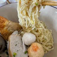 ปลากลม ก๋วยเตี๋ยวลูกชิ้นปลา