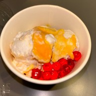 เมนูของร้าน มหาชัยไอศกรีมห้วยขวาง คาเฟ่ไข่แข็ง  อินทามระ ห้วยขวาง