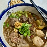 เทพเจ้าเพอร์ซีอุส ตำนานก๋วยเตี๋ยวเรือแห่งลุ่มแม่น้ำแยงซีเกียงและกษัตริย์แห่งอาณาจักรทั้งเจ็ด ทาวน์ อิน ทาวน์