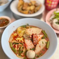 เมนูของร้าน ก๋วยเตี๋ยวลูกชิ้นปลานายหอย